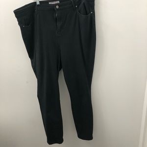 Jeans plus size 20W Black high waist skinny legs.